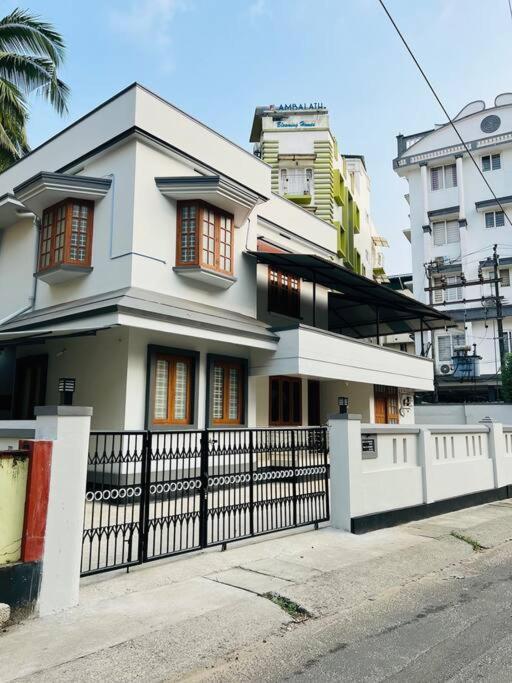 Home In Guruvayur-3 Bedroom Luaran gambar