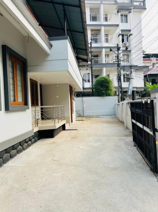 Home In Guruvayur-3 Bedroom Luaran gambar