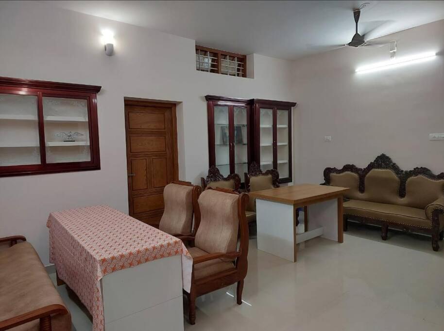 Home In Guruvayur-3 Bedroom Luaran gambar